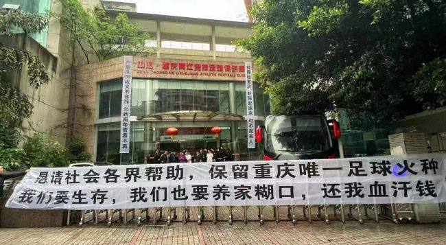 林婉秋说：你说你这孩子也太客气了，到家里坐坐怎么还带礼物来了......苏知鱼道：应该的林阿姨，也不是什么多贵重的礼物，是画家张大千生前的一副画作。
